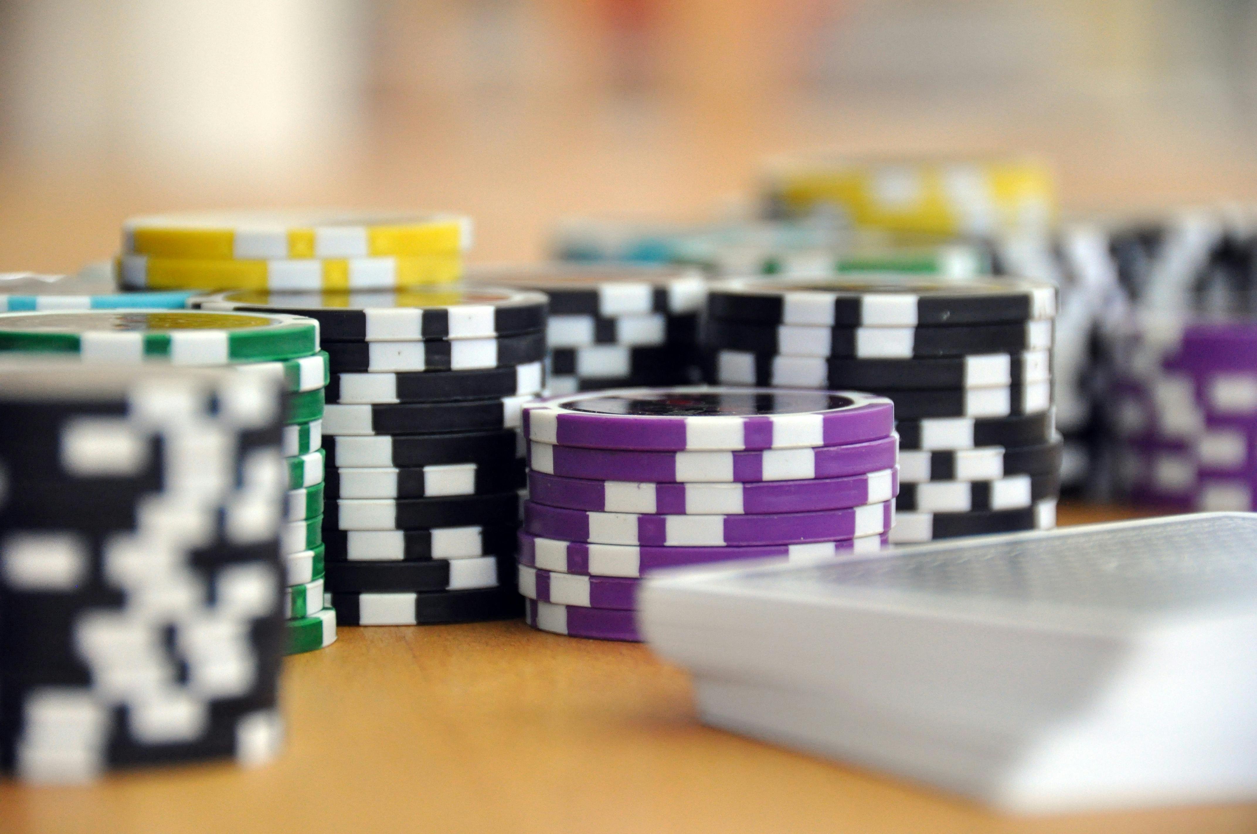 Antarmuka aplikasi tactical yang menampilkan menu sportsbook dan live dealer